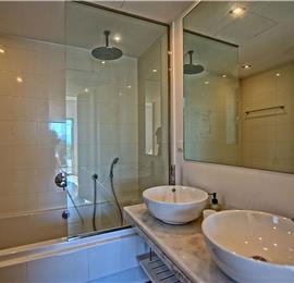 5 bedroom luxury villa with infinity pool, sea views and tennis court near Chania, sleeps 10